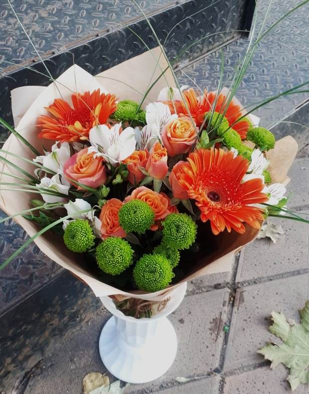 Букет цветов из: Герберы, Хризантемы, Альстромерии и Розы в Краснофарфорном