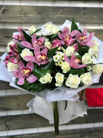 Букет цветов из: Розы и Хризантемы в Краснофарфорном
