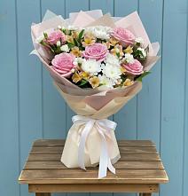 Букет цветов из:  Гвоздики, Орхидеи и Розы в Краснофарфорном