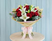 Букет цветов из:  Лилии и Розы в Краснофарфорном