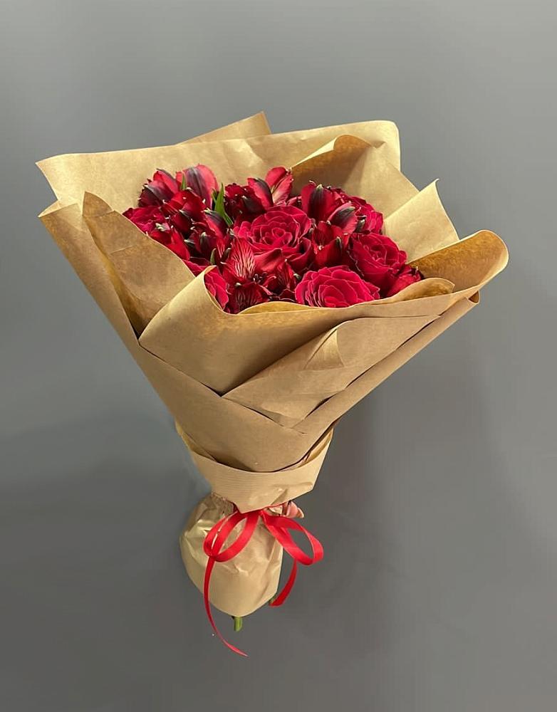 Букет цветов из: Альстромерии и Розы в Краснофарфорном