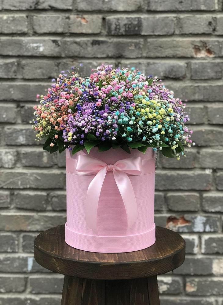 Цветочная композиция из Гипсофила и Розы в шляпной коробке в Краснофарфорном