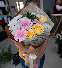 Букет цветов из:  Герберы, Розы и Хризантемы в Краснофарфорном