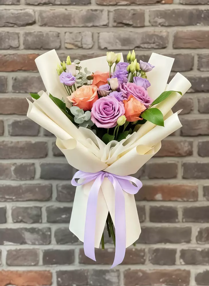 Букет цветов из: Лизиантусы и Розы в Краснофарфорном