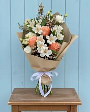 Букет цветов из:  Альстромерии, Лизиантусы, Розы и Хризантемы в Краснофарфорном