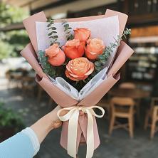 Букет цветов из:  Розы в Краснофарфорном