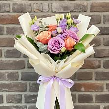 Букет цветов из:  Лизиантусы и Розы в Краснофарфорном