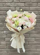 Букет цветов из:  Гвоздики, Розы, Лизиантусы и Хризантемы в Краснофарфорном