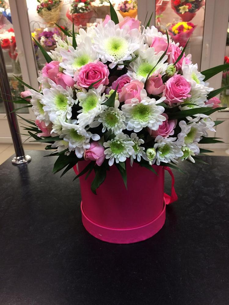 Цветочная композиция из Розы и Хризантемы в шляпной коробке в Краснофарфорном