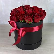 Цветочная композиция из Розы в шляпной коробке в Краснофарфорном