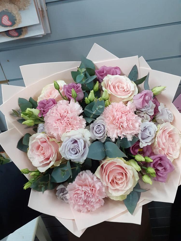 Букет цветов из: Розы, Гвоздики и Лизиантусы в Краснофарфорном