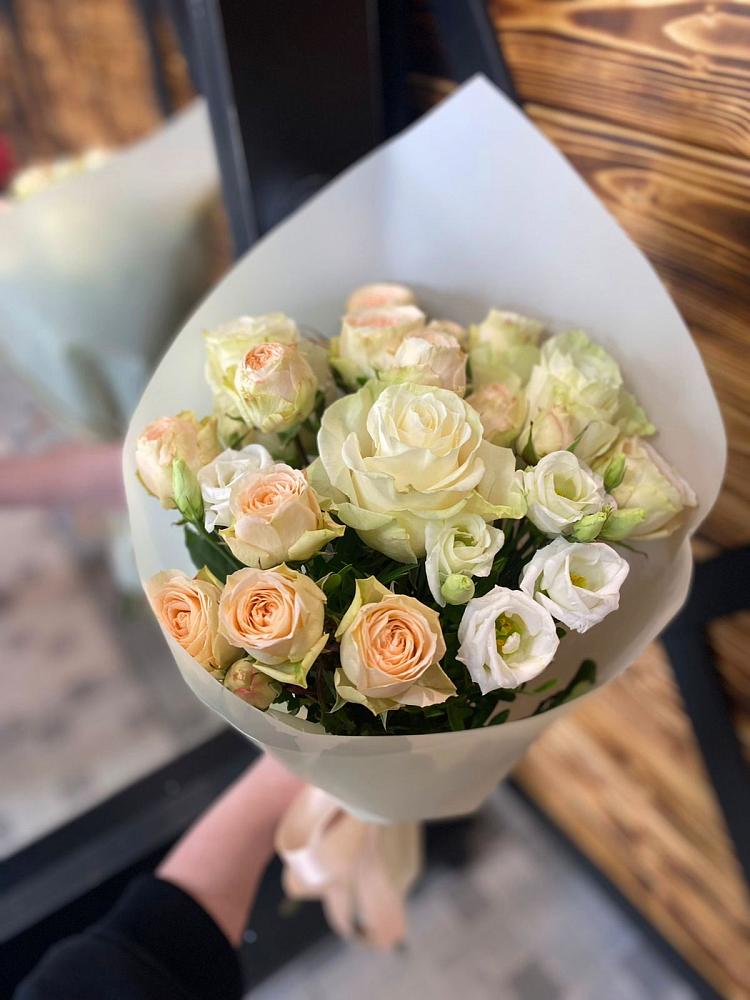 Букет цветов из: Розы и Лизиантусы в Краснофарфорном