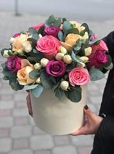 Цветочная композиция из Розы в шляпной коробке в Краснофарфорном